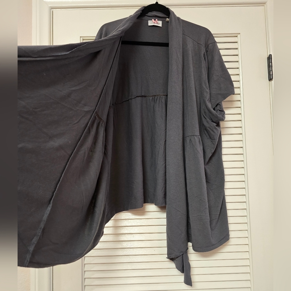 Avenue - (Plus-Size) Grey Open Flowy Short-Sleeve Cardigan Sweater - Picture 2 of 5
